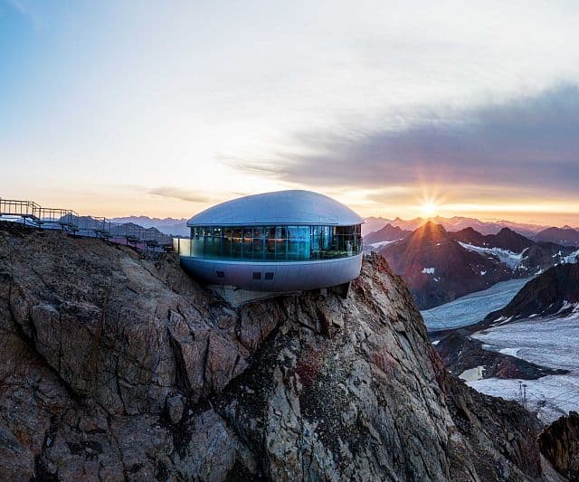 Café 3440 über der hochalpinen Berglandschaft bei Sonnenaufgang