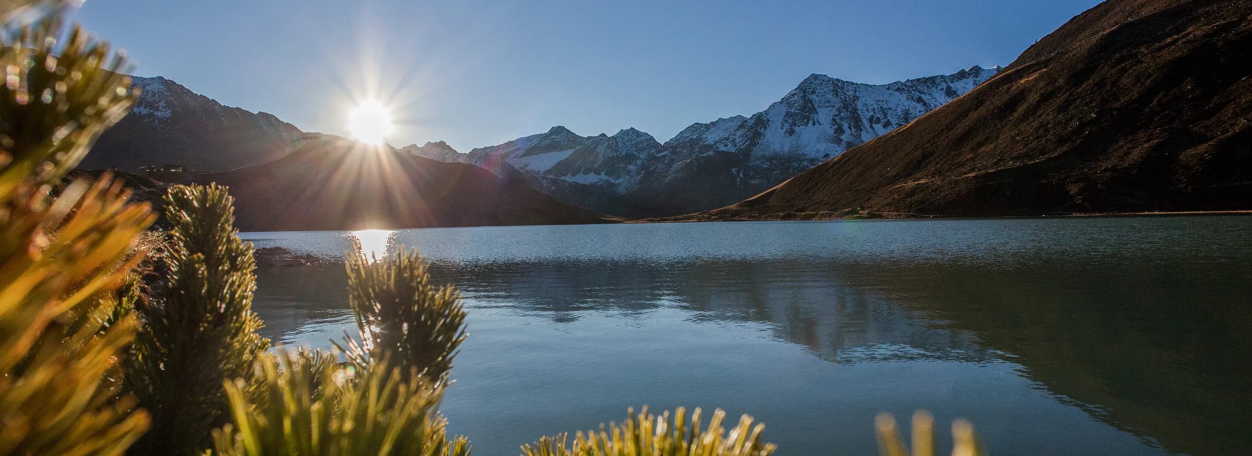 Sonnenaufgang über dem Rifflsee und den umliegenden Bergen