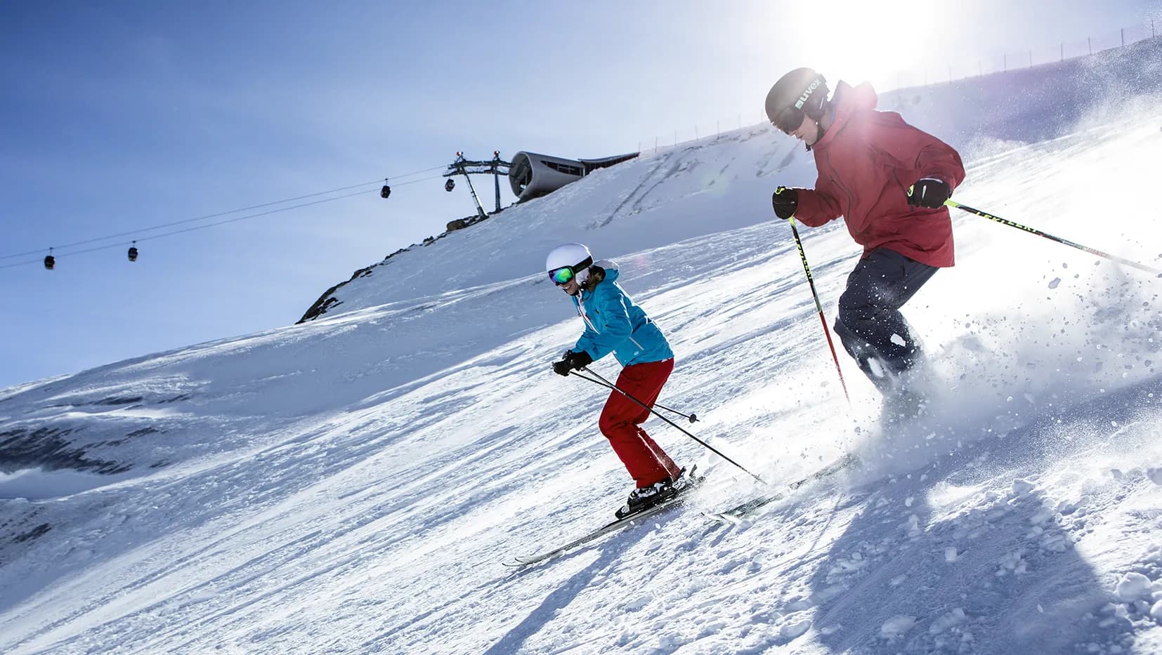 Zwei Skifahrer auf einer sonnigen Piste am Pitztaler Gletscher