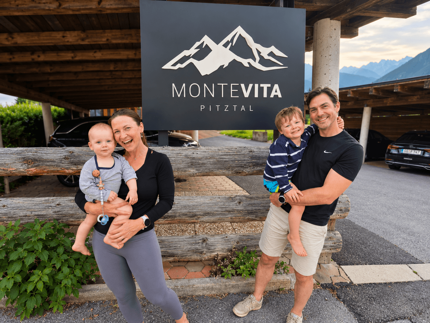 Markus und Sarah mit ihren beiden Kindern vor dem MonteVita-Schild